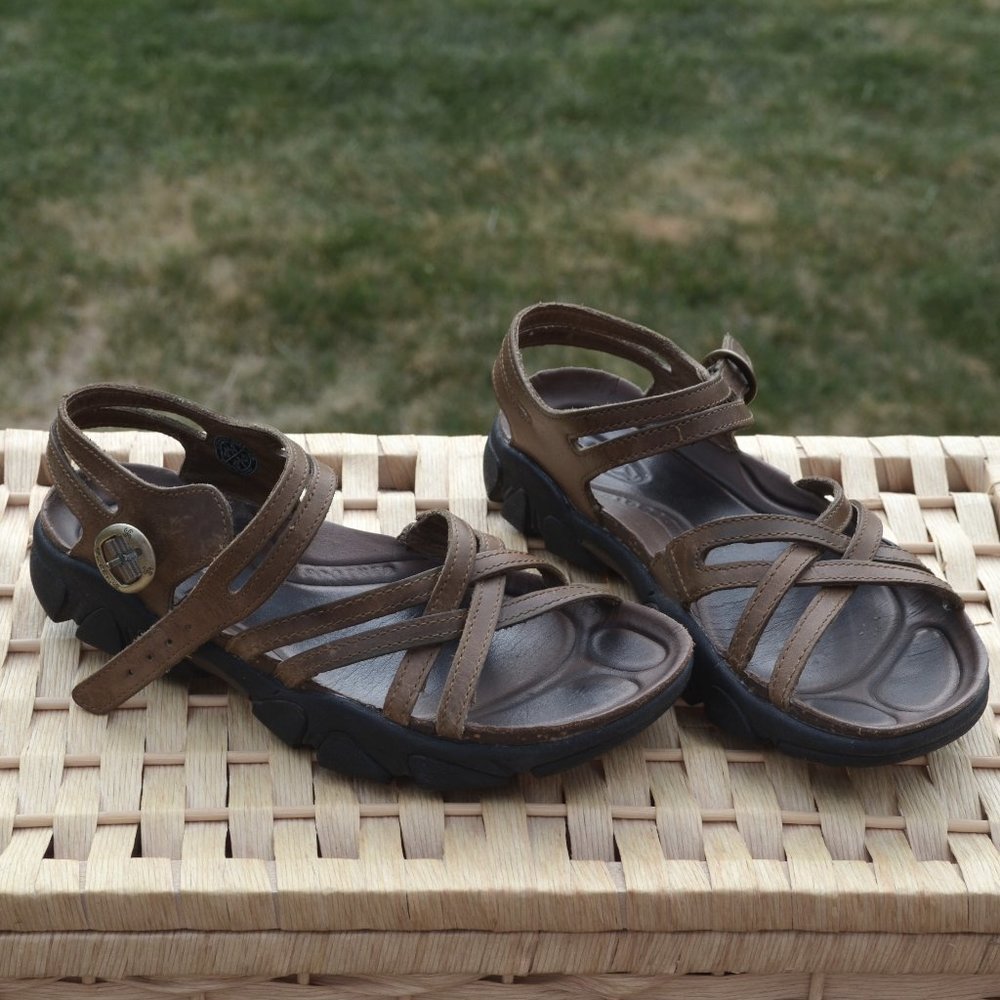KEEN Naples leather sandals, brown, size 6.